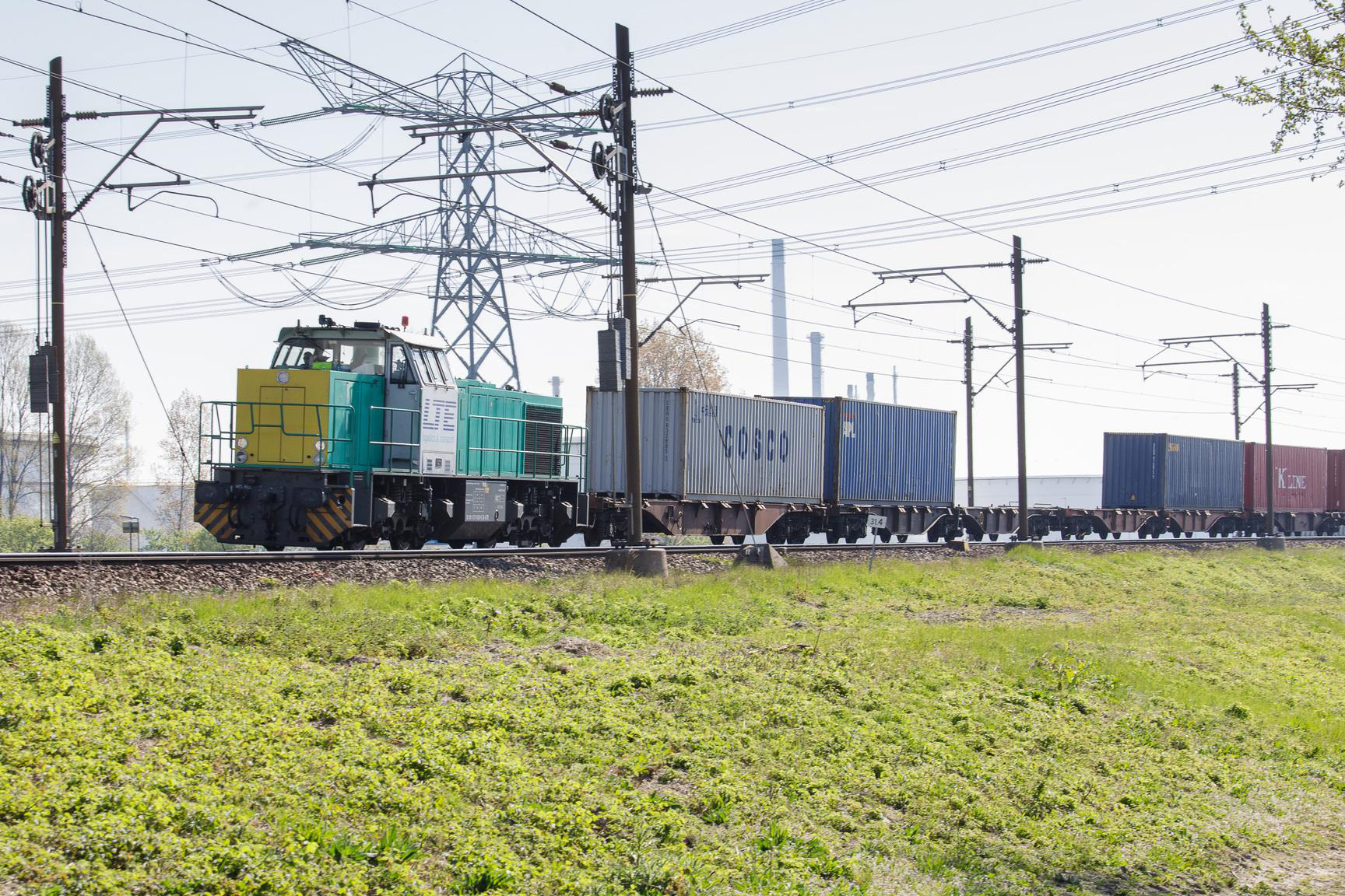 Trein met containers vervoert goederen over het spoor